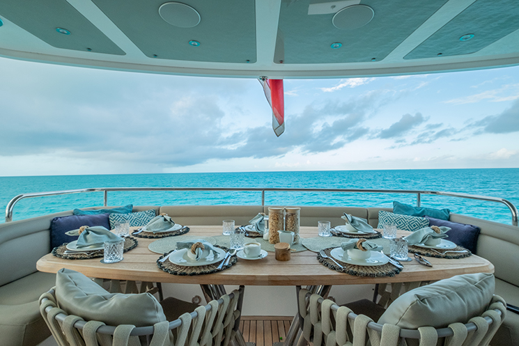 Schmackofatzo.de_Luxury_Yacht_Dining_Table_Setup